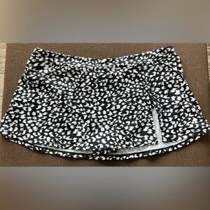 NWOT  Black and White Patterned swim skirt with bottoms underneath.